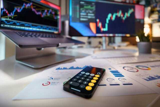 التكاليف الخفيّة في التداول: السبريد والعمولات وتمويل الصفقات وأثرها على العائد الصافي