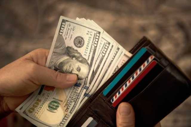 مع استمرار تراجع الدولار.. بنوك تطرح شهادات ادخار دولارية لتعويض المدخرين