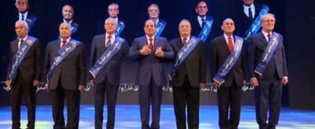 بينهم الفنان أحمد فؤاد سليم.. الرئيس السيسي يلتقط صورة تذكارية مع أبطال حرب أكتوبر
