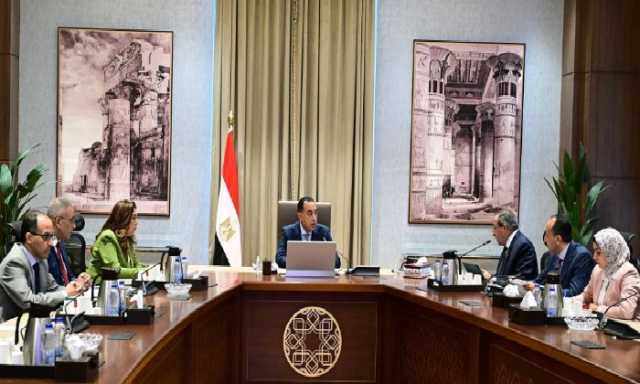 رئيس الوزراء يتابع مع محافظ بورسعيد عددًا من المشروعات الاستثمارية في المحافظة
