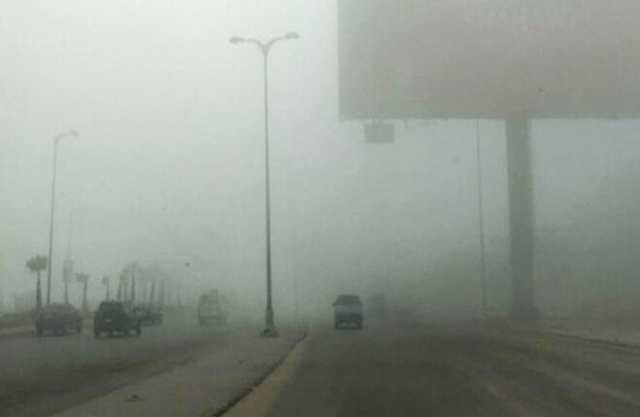 شبورة كثيفة تغلق الطريق الصحراوي من البوابات بالإسكندرية | تفاصيل