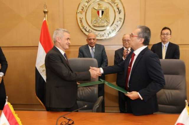 وزير الكهرباء يشهد توقيع اتفاقية إنشاء محطة طاقة شمسية ومركز للمعلومات صديق للبيئة