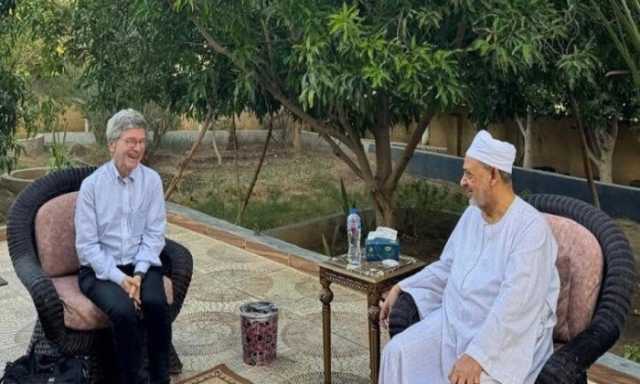 شيخ الأزهر يستقبل المفكر العالمي جيفري ساكس بمنزله في الأقصر
