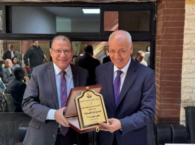 تقديرًا لدوره الصحفي والنيابي.. العاملون بـ«الأسبوع» يحتفلون بفوز مصطفى بكري فب البرلمان