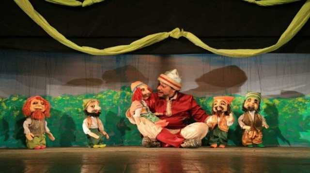 احتفالا بيوم الطفولة.. «مروان وحبة الرمان» يجمع أطفال المناطق الحدودية بمسرح العرائس