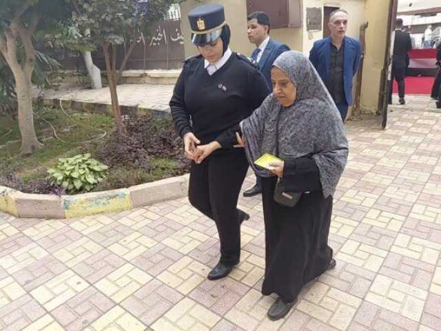 مشاركة لافتة لكبار السن بالعباسية.. رجال الشرطة يُشاركون في تسهيل سير العملية الانتخابية (صور)