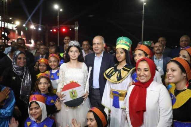 محافظ المنيا يتنحى عن البروتوكول ويتابع الحدث العالمي من قلب الميدان مع المواطنين