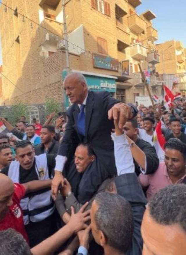 محمولا على الأعناق.. وصول الكاتب الصحفي والإعلامي الكبير مصطفى بكري إلى مسقط رأسه