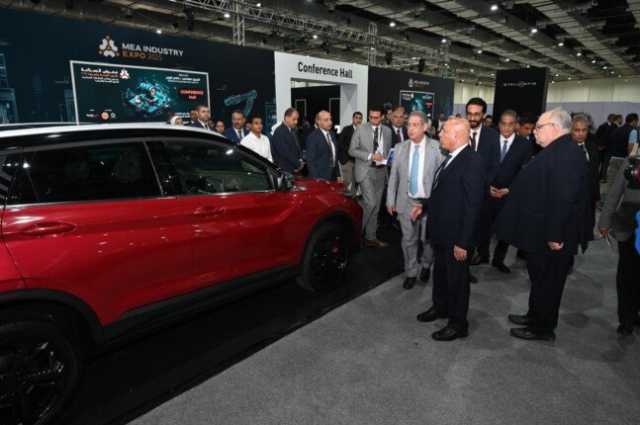 كامل الوزير يتفقد قاعة شركات صناعة السيارات ومكوناتها والأجهزة المنزلية بالمعرض «صور»