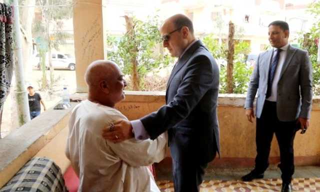 محافظ كفر الشيخ يستجيب لمواطن ويزور والده المريض في منزله