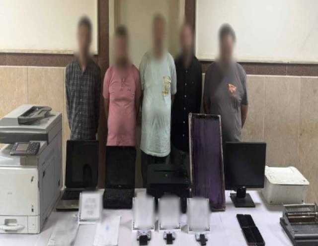 ضبط 5 عاطلين لقيامهم بسرقة سيارة وتزوير أوراق ملكيتها لبيعها بالقاهرة