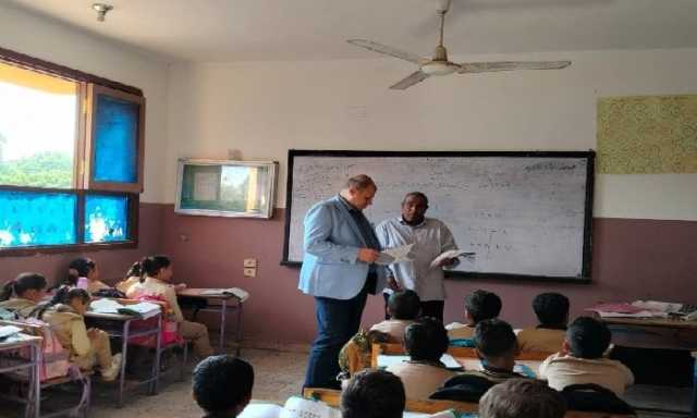 مدير تعليم قنا يتفقد عدداً من المدارس ويتابع تفعيل البرامج العلاجية للقراءة والإملاء