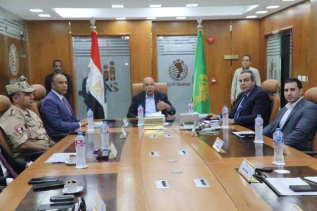 من داخل مركز السيطرة.. محافظ المنيا يتابع انطلاق عملية التصويت في انتخابات مجلس النواب 2025