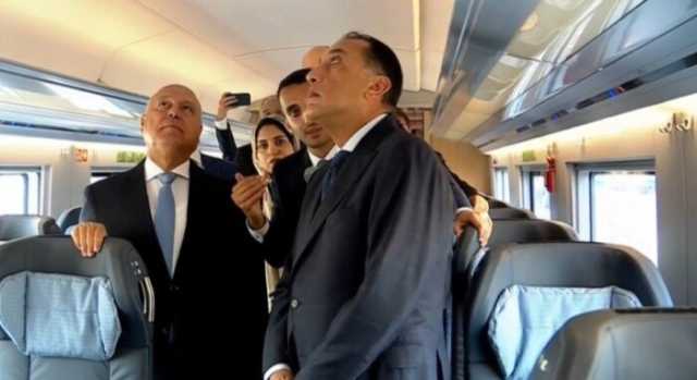 «صمم خصيصًا ليناسب الطبيعة المصرية».. رئيس الوزراء يتفقد قطار فِيلارو عالي السرعة