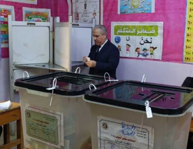 رئيس الهيئة الوطنية للصحافة يدلي بصوته في انتخابات مجلس النواب