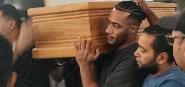 عاجل| انهيار نجله.. أبرز مشاهد تشييع جنازة والد محمد رمضان من مسجد مصطفى محمود