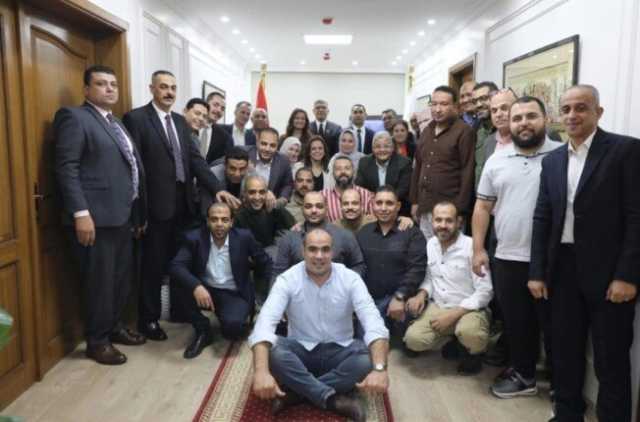 محافظ الجيزة يلتقط صورة تذكارية مع فريق العمل المشارك في تجهيزات افتتاح المتحف