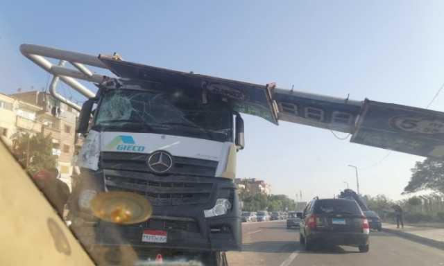 دون إصابات.. سقوط لوحة إعلانية على سيارة نقل ثقيل بطريق المطار في الإسكندرية