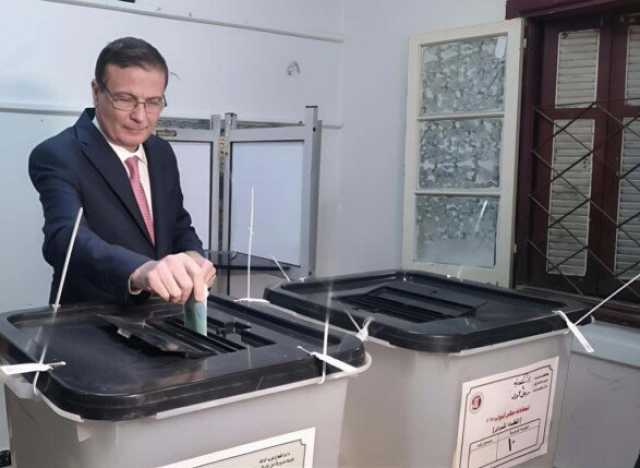 وزير الزراعة يدلي بصوته في انتخابات مجلس النواب بالإسكندرية.. ويؤكد على أهمية المشاركة الفعالة «صور»