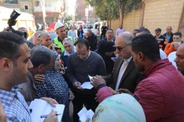 محافظ المنيا يوزع سلعاً غذائية على الأسر الأكثر احتياجاً خلال جولته في أبوقرقاص