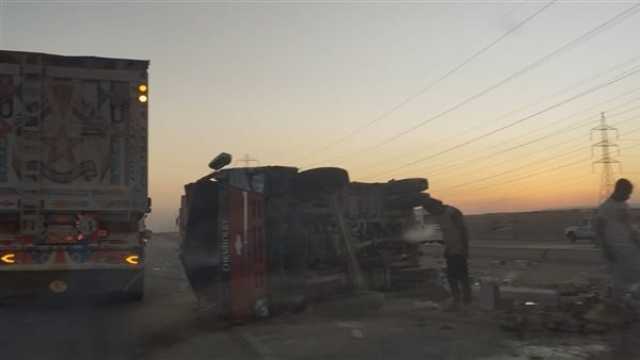 يزن 6 أطنان.. انقلاب سيارة نقل محملة بصندوق حديد بالقليوبية