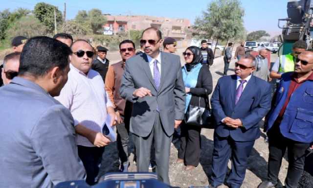 خلال جولة ميدانية بالمراغة.. محافظ سوهاج يتفقد مشروع رصف طريق «بناويط - جهينة»