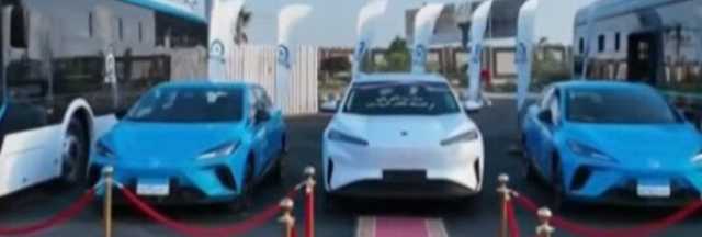 رئيس الوزراء يجرب أول سيارة كهربائية مجمعة في مصر «فيديو»