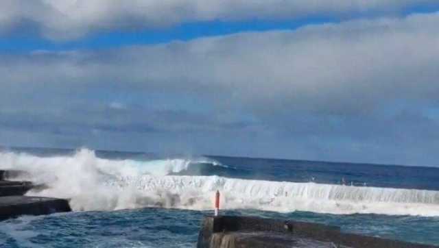 أمواج عاتية تضرب جزيرة إسبانية والسلطات تحذر من مخاطر البحر
