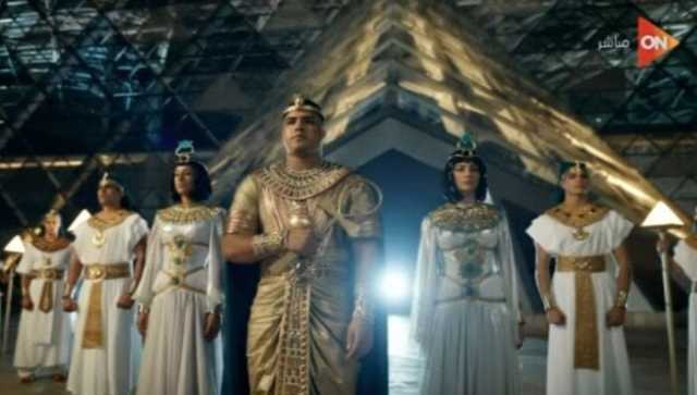 أحمد عبد الحميد يتألق بالزي الفرعوني في حفل افتتاح المتحف المصري