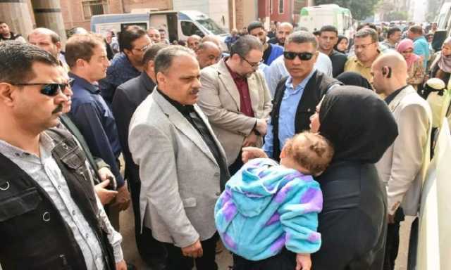 خلال تفقدة قافلة طبية.. .محافظ الشرقية يستجيب لطلب سيده باجراء جراحة عاجلة لطفلها