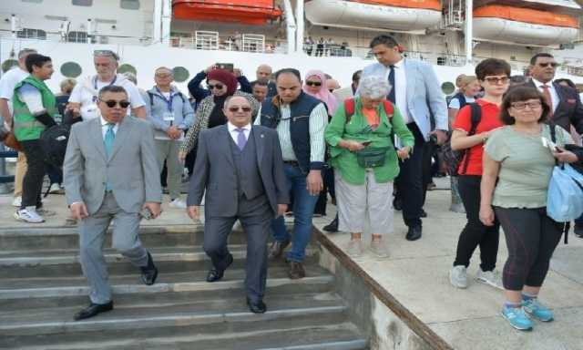 محافظ بورسعيد ونائب رئيس الهيئة الاقتصادية لقناة السويس يستقبلان السفينة السياحية «MSC Armonia» وعلى متنها 2700 سائح