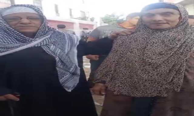 إصرار على المشاركة.. مسن وزوجته يحرصان على الإدلاء بصوتهم في انتخابات النواب بالبحيرة