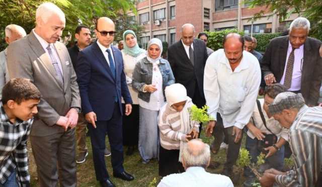 رئيس جامعة أسيوط يفتتح مبادرة «بصمة خضراء» بغرس شجرة دعماً للاستدامة البيئية