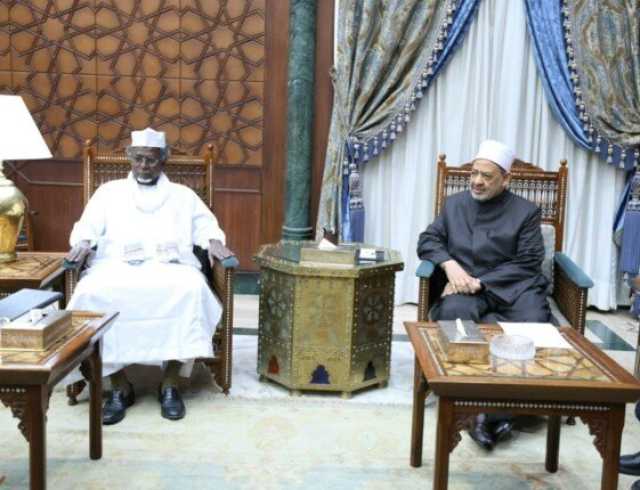 شيخ الأزهر يبحث مع وزير التعليم العالي التشادي تعزيز التعاون الدعوي والعلمي