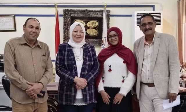 مدير تعليم بني سويف تستقبل الطالبة «حبيبة» قبل مشاركتها في نهائيات مسابقة التميز بالحرف اليدوية