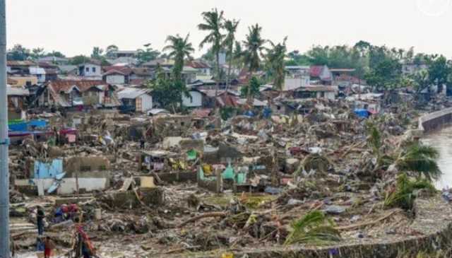 الفلبين تجلي ما يقرب من مليون شخص مع قرب وصول إعصار فونج-وونج