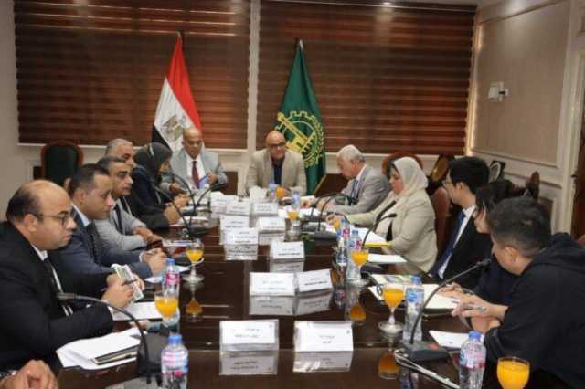 محافظ القليوبية يناقش آليات تنفيذ مشروع تحويل النفايات إلى طاقة كهربائية