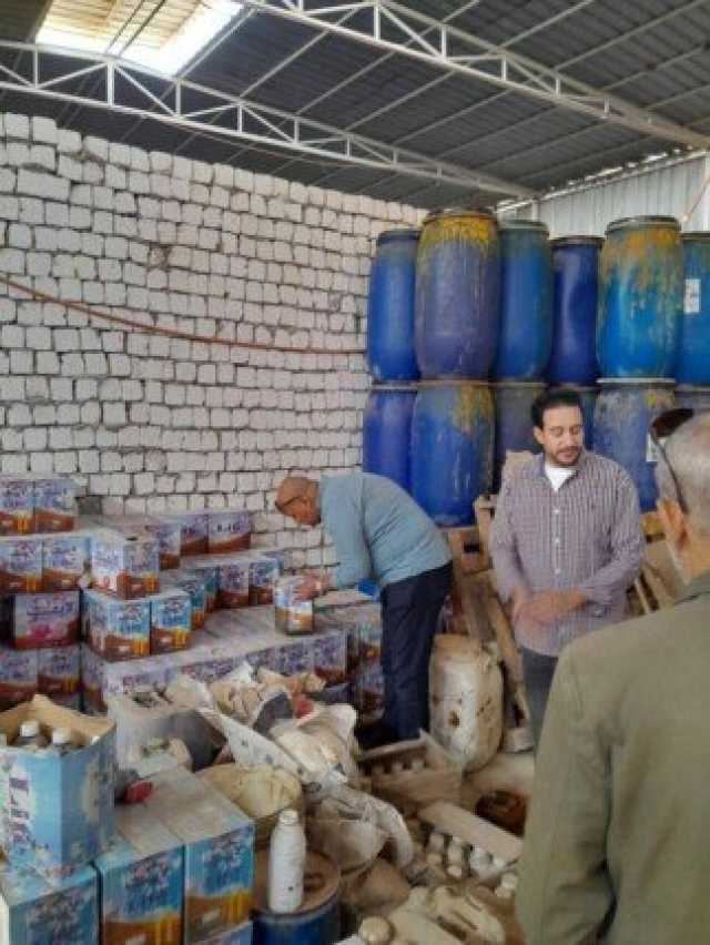 المنيا تضبط مصنع «منظفات تحت السلم» بدون ترخيص.. ومصادرة 4000 كيس