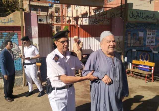 كبار السن يحرصون على المشاركة في انتخابات مجلس النواب بالبحيرة