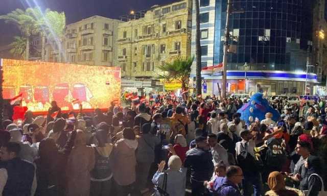 الإسكندرانية يتابعون افتتاح المتحف المصري الكبير في الميادين العامة