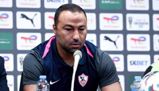أحمد عبد الرؤوف يُلقي محاضرة فنية قوية للاعبي الزمالك قبل مواجهة زيسكو