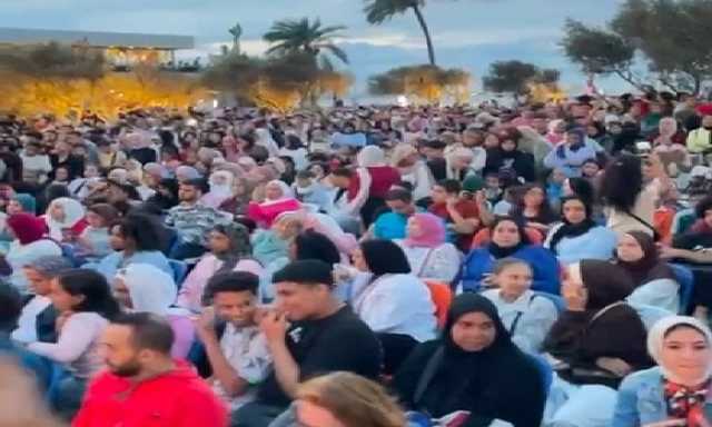 بأعلام مصر.. أهالي الإسكندرية يتوافدون أمام شاشات العرض لمتابعة افتتاح المتحف الكبير