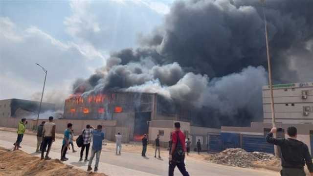 الدفع بـ10 سيارات إطفاء وخزان مياه لمحاولة السيطرة على حريق مصنع أحبار صباغة بالسادات