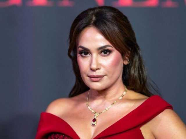 هند صبري تحتفل بعيد ميلادها أمام الكعبة بهذه الطريقة