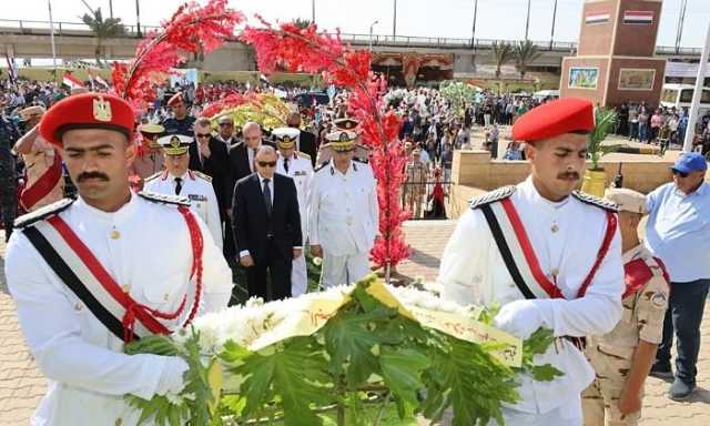 محافظ كفر الشيخ يضع أكاليل الزهور على النصب التذكاري لشهداء معركة البرلس البحرية في الذكرى الـ 69