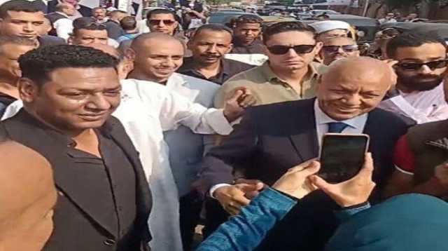 مسيرة حب وتأييد.. مصطفى بكري يُتابع انتظام التصويت بلجان بولاق الدكرور (فيديو)