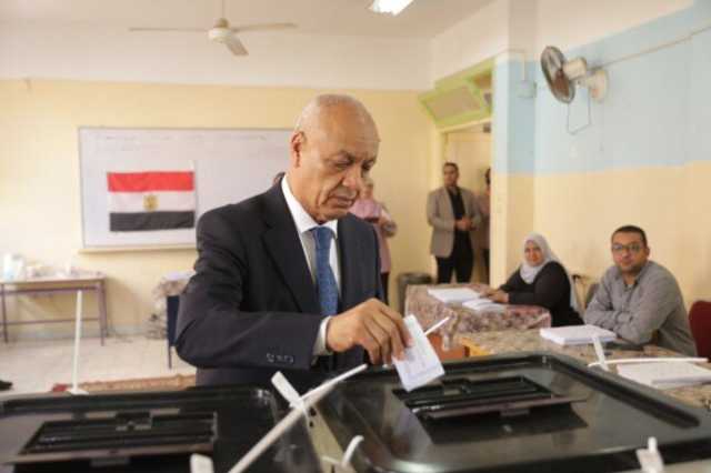 مصطفى بكري يدلي بصوته في انتخابات مجلس النواب 2025 بمدرسة الحي الأول بأكتوبر «صور»