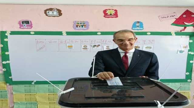 وزير الاتصالات يدلي بصوته في انتحابات مجلس النواب 2025 بالشيخ زايد