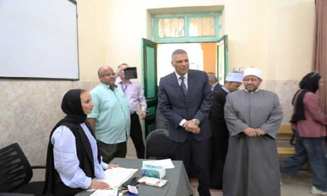 محافظ أسوان يُدلي بصوته ويدعو لمشاركة إيجابية في الانتخابات