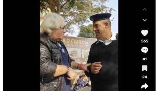 مفبرك.. حقيقة فيديو قيام أجنبى بعرض مبلغ مالي على أمين شرطة